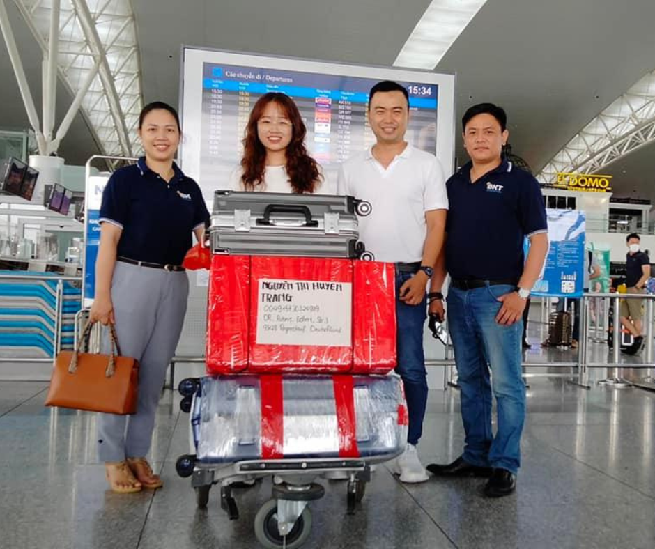 Chị Vũ Thị Mỹ Dung (ngoài cùng, bên trái) đưa các em học sinh đi du học nghề